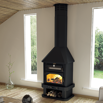 Lareira preta contemporânea com forno e fogo visível num ambiente interior moderno com chão de madeira