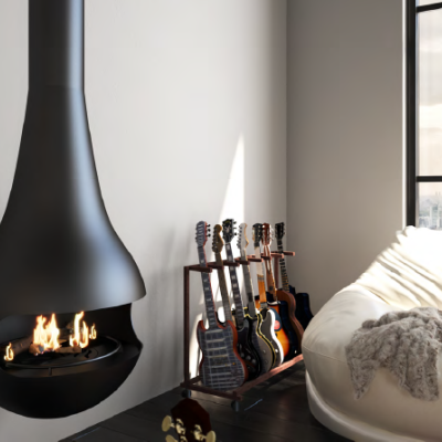 Lareira suspensa preta com fogo, suportes de guitarras, sofá branco com manta cinza numa sala iluminada
