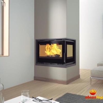 Lareira de canto com fogo visível em sala moderna