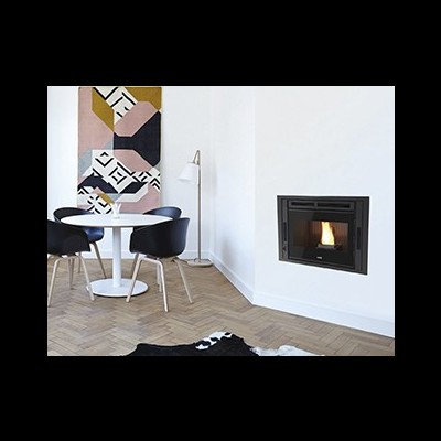 Sala com lareira embutida, mesa redonda branca com cadeiras pretas, candeeiro de pé e tela abstrata colorida