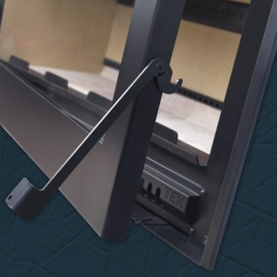 Janela basculante metálica cinza com suporte articulado preto em parede escura texturizada