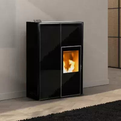 Lareira moderna preta com vidro mostrando chama, banquinho de madeira clara e tapete preto em sala