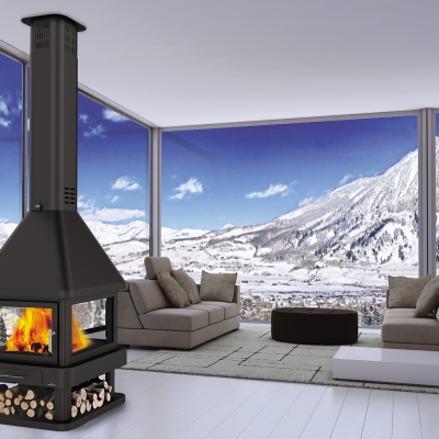 Lareira preta moderna com vidro em sala ampla e montanhas nevadas ao fundo.