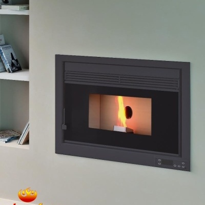 Lareira embutida metálica preta com chama, em parede branca junto a estante