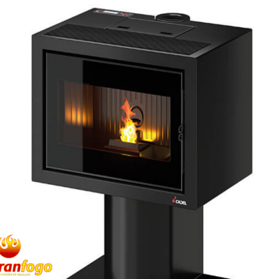 Lareira moderna preta com vidro frontal e chama visível.