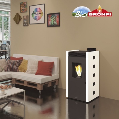 Salamandra moderna branca e preta com fogo visível em sala moderna