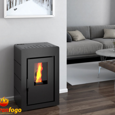 Lareira a pellet preta com chama visível num ambiente moderno