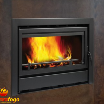 Lareira embutida com porta de vidro e chama visível em parede castanho escuro