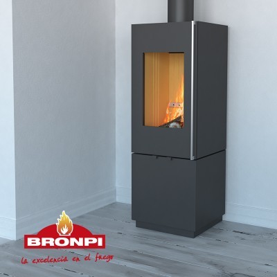 Lareira moderna preta com vidro frontal mostrando fogo, em canto com parede branca e chão de madeira cinzenta