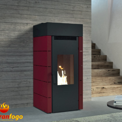 Estufa a pellets vermelha e preta com chama visível e ambiente interior com parede de madeira e escada