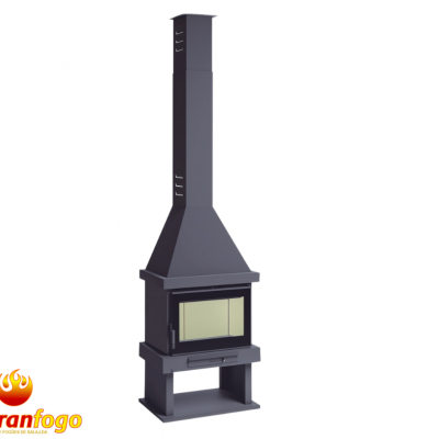 Lareira metálica preta com vidro frontal e chaminé