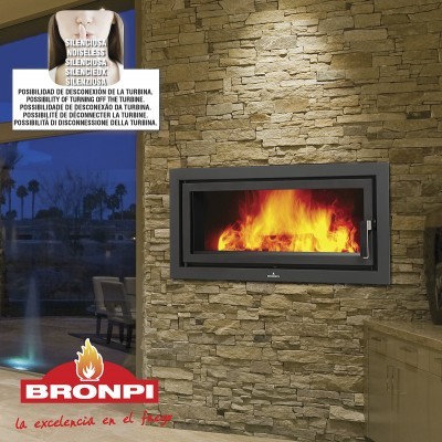 Lareira embutida BRONPI com moldura preta numa parede de pedra