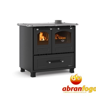 Fogão a lenha em metal preto com duas portas de vidro e chamas visíveis