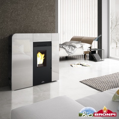 Lareira pellet Bio BRONPI preta com laterais brancas e chama visível em sala moderna
