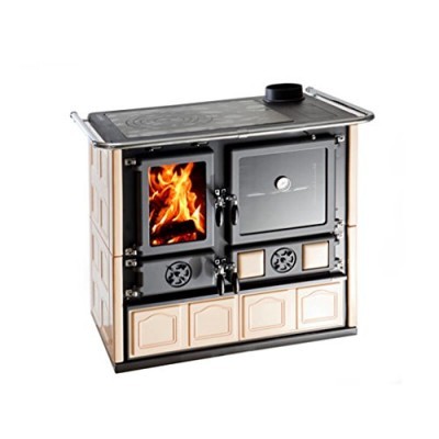 Fogão a lenha com vidro mostrando fogo e painéis cerâmicos castanhos.