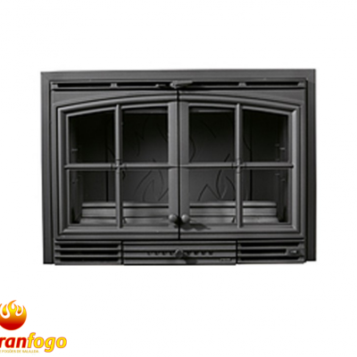 Lareira metálica preta com portas de vidro e padrão de chamas