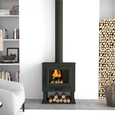 Caminho de ferro preto com fogo aceso e armazenamento de lenha em sala moderna