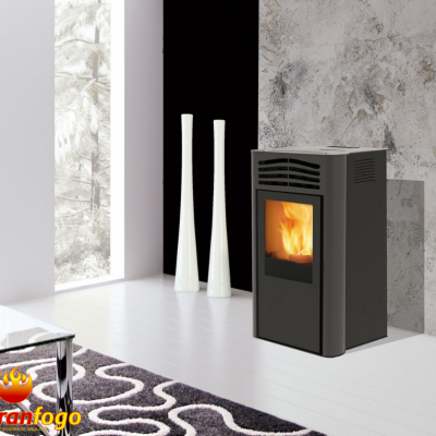 Lareira ou salamandra preta com fogo num ambiente moderno