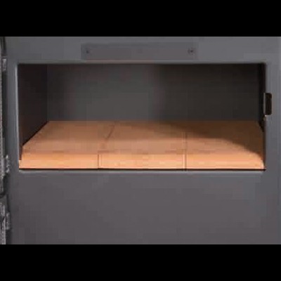 Forno metálico cinzento com base de ladrilhos cor de tijolo