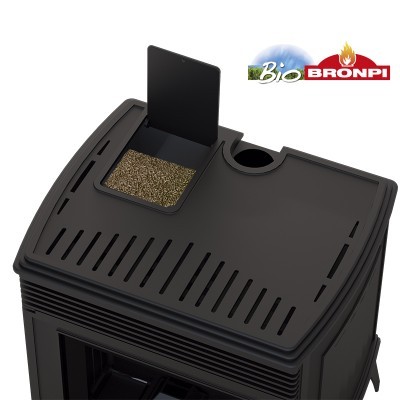 Estufa de pellets preta com depósito aberto mostrando pellets e logotipo Bio BRONPI