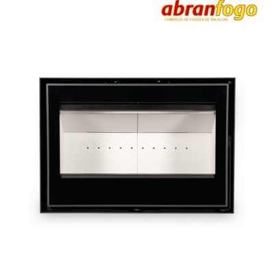 Lareira moderna de parede com vidro e moldura preta, e logótipo abranafogo no canto superior direito