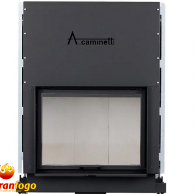 Lareira embutida cinza escuro com porta de vidro e logotipo A.caminetti