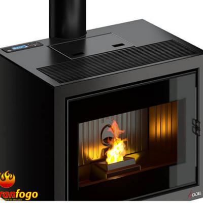 Lareira a lenha preta com porta de vidro frontal e chamas visíveis