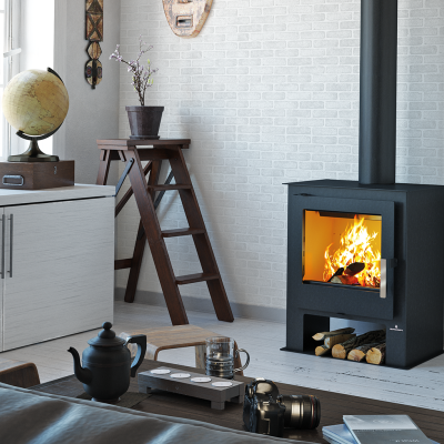 Lareira a lenha preto com fogo visível numa sala moderna com parede branca e móveis variados.