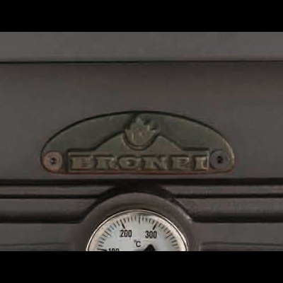 Close-up de termómetro e placa metálica BRONPI num produto preto