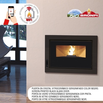 Lareira com porta de vidro preto serigrafado numa parede lisa bege, chama visível no interior amarelo claro.