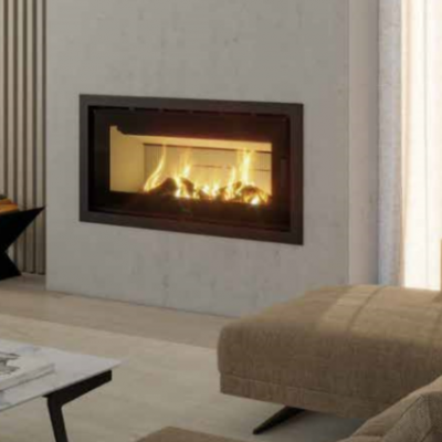 Lareira moderna embutida numa parede cinzenta com fogo visível e suporte de madeira preta.