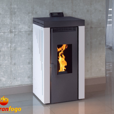 Lareira moderna com porta de vidro e chama visível, parede cinzenta e chão brilhante