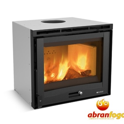 Lareira embutida metálica com fogo visível e logo abranfogo