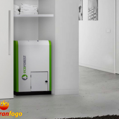 Aparelho ECOFOREST branco e verde em armário branco, com toalhas na prateleira e imagens na parede