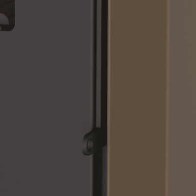 Parte lateral de uma porta ou painel cinza escuro e castanho claro com suporte preto na junção.