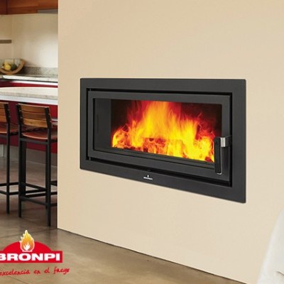 Lareira a lenha embutida com fogo visível em parede interior