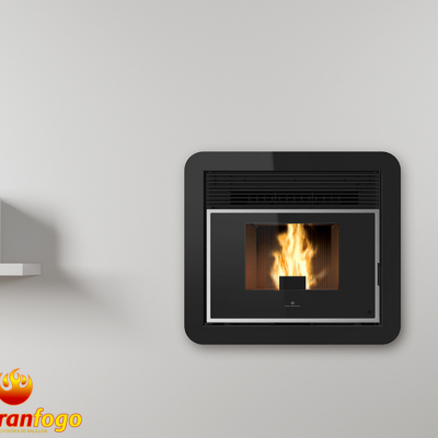 Lareira a pellet preta de parede com chama visível e livros numa estante suspensa ao lado