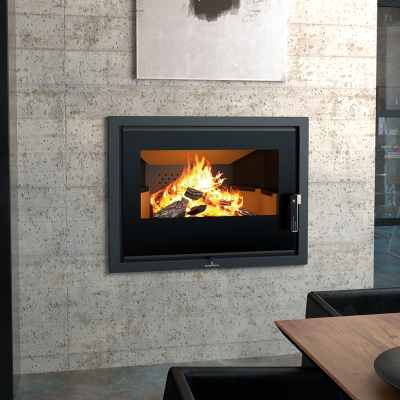 Lareira embutida preta com fogo aceso numa sala moderna