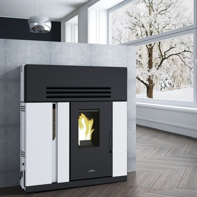 Lareira a pellets BRONPI cinza, branco e preto com chama visível, junto a janela grande com vista nevada