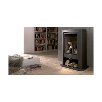 Lareira moderna preta com vidro frontal numa sala com chão de madeira e sofá branco