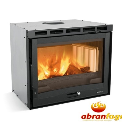 Lareira metálica preta com porta de vidro e fogo aceso, logótipo Abranfogo