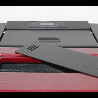 Impressora preta e vermelha com tampa removível ao lado