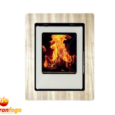 Lareira a lenha embutida com porta de vidro e moldura em madeira clara