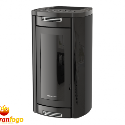 Estufa de pellet preta Fort Italia com painel frontal em vidro e detalhes cromados