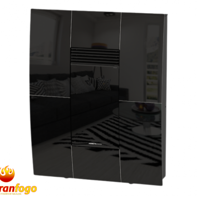 Sapateira preta lacada com três portas e textura brilhante refletindo o ambiente