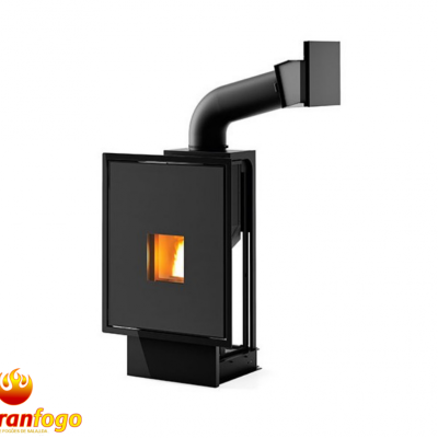 Lareira a pellets preta com janela mostrando fogo e tubo de saída