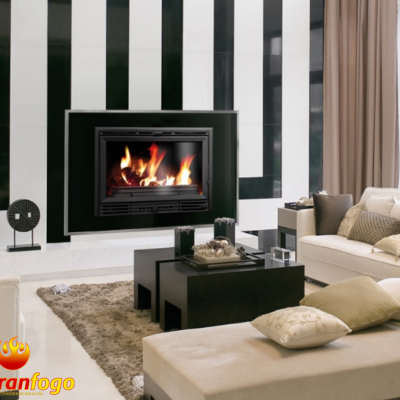 Sala de estar moderna com lareira embutida e mobília bege e preta