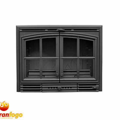 Lareira a lenha de metal preto com portas de vidro e grades, com logótipo abranfogo