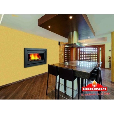 Lareira embutida em parede amarela com fogo visível e ilha de cozinha com cadeiras altas pretas