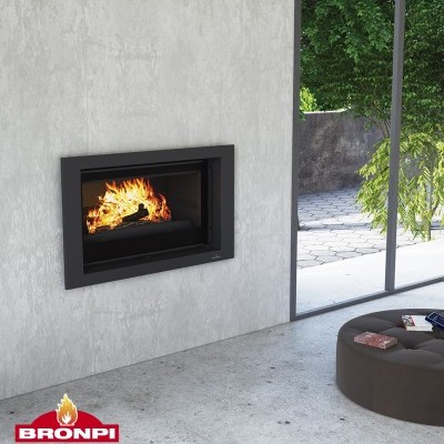 Lareira embutida preta ligada numa parede cinza interior com vista para jardim